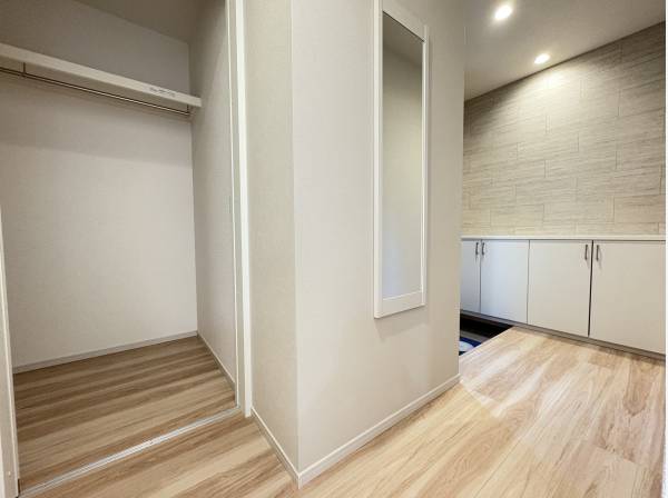 玄関横にはクローゼット付き