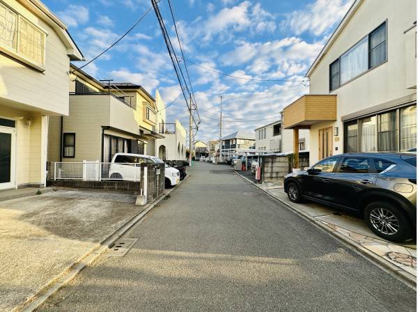 自転車にサーフボードを積んだサーファーが行き交います