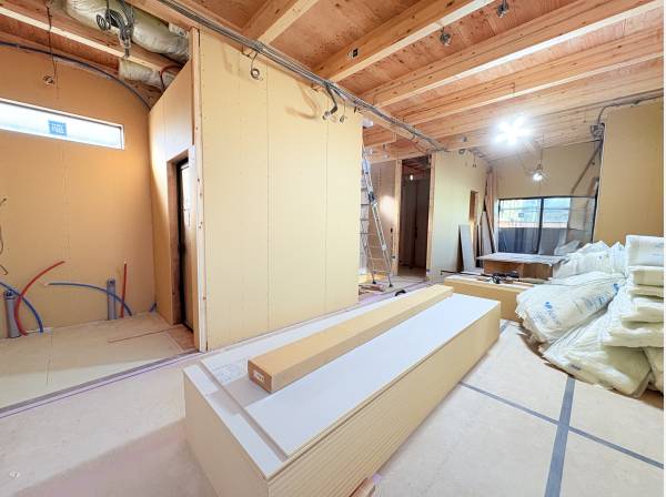 アイランドキッチン・ウッドデッキの２面バルコニー