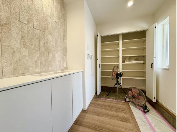 玄関ホールはシューズインクローゼットに加え土間スペースもございます