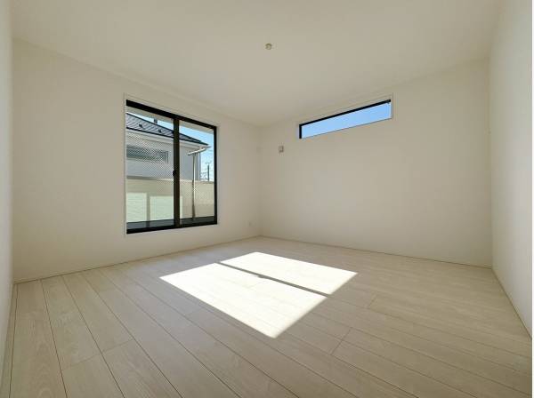 約8帖のゆとりあるベッドルームは南向きで1日中ぽかぽか