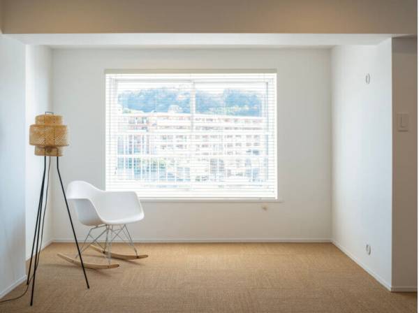 窓辺でゆったりとコーヒーを飲みながらくつろぎの時間を