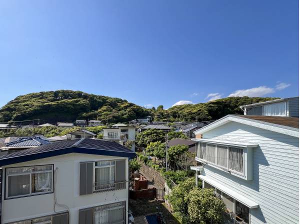 周辺は高い建物が少なく鎌倉の山々が広がります