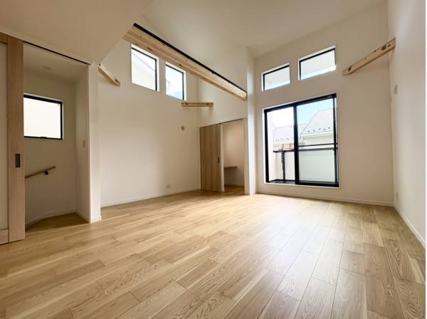 吹抜天井でが明るく開放的な室内空間を演出します。