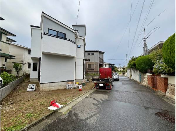 前面道路も広々としております。