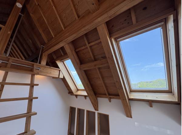 屋根裏部屋もあり、そこからの眺望も絵本やアニメの世界のようです！