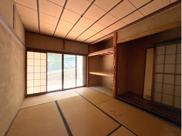 古屋内の写真。落ち着いた雰囲気の和室からはお庭を眺めることができます