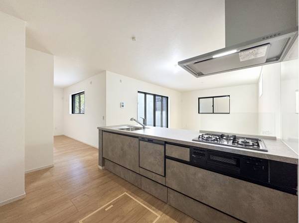 家族の様子を見守りながら調理ができるオープンキッチン