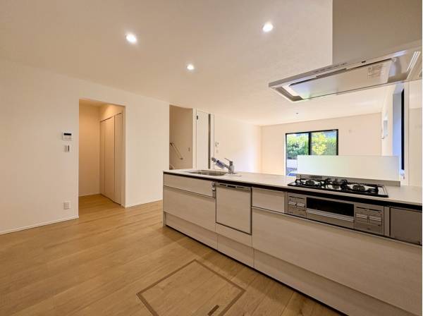 キッチン背面はとてもゆとりがあるので大きなカップボードも置けそう