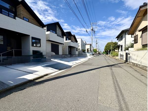 前面道路もゆとりの広さなので駐車も楽々、駐車は2台可能