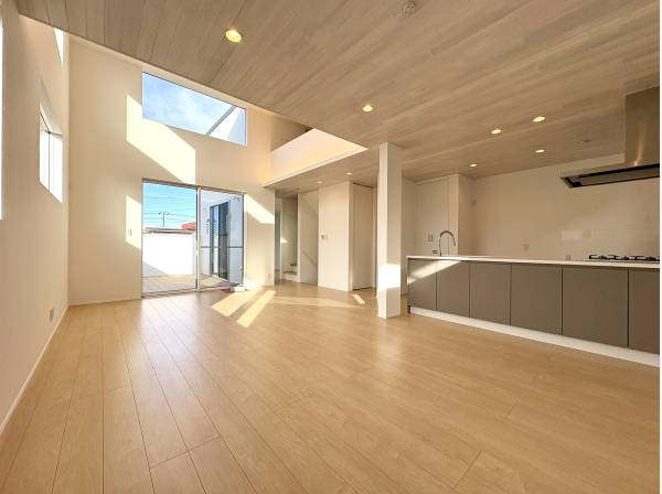 板張り天井と開放感が調和する明るいLDK