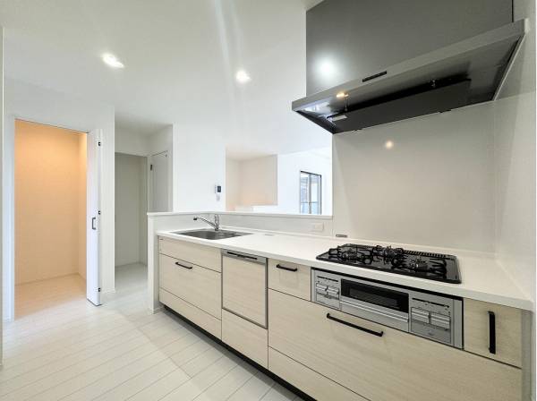 大容量のパントリーが寄り添う使い勝手の良いキッチン