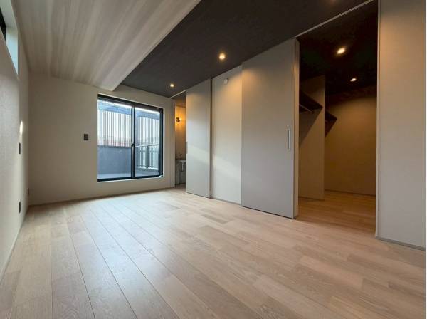 こちらの居室は約7.5帖、約3帖もの大容量WICもございます！