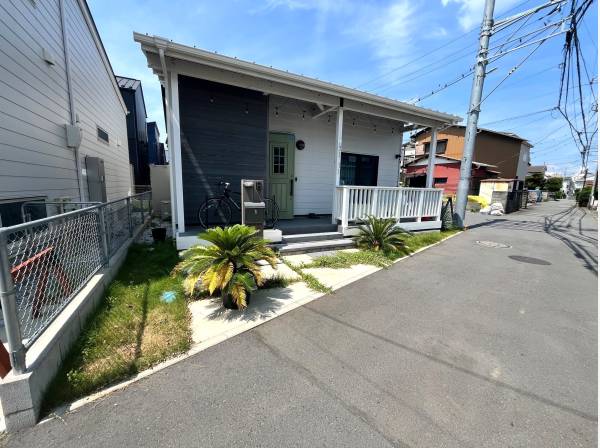 ウッドデッキやカバードポーチのあるアメリカンなエントランス