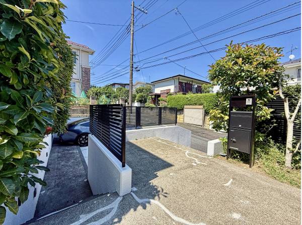 正面の出入り口の他、駐車場からも出入りが可能なのは便利ですね♪