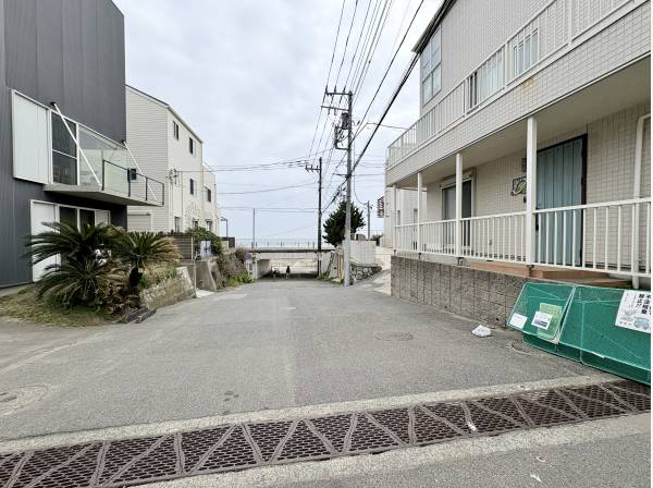 海岸に繋がる通路が住まいのすぐ隣にあります