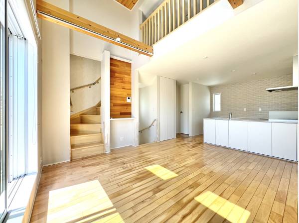 勾配天井×ロフトが生む、縦の広がり感じる開放的空間。