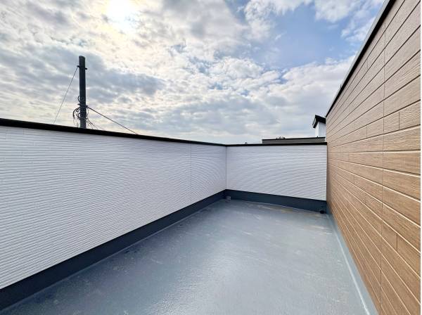 ゆったりとお庭がわりに利用できるバルコニー