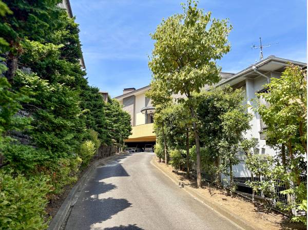 非日常へと導くプロローグのような専用通路 