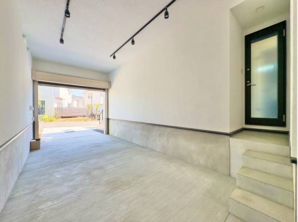 用途を決めないフリースペースとしても使える大きなガレージ