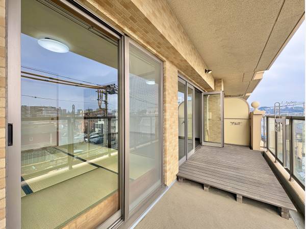 軒の深いバルコニー、重厚感がございます