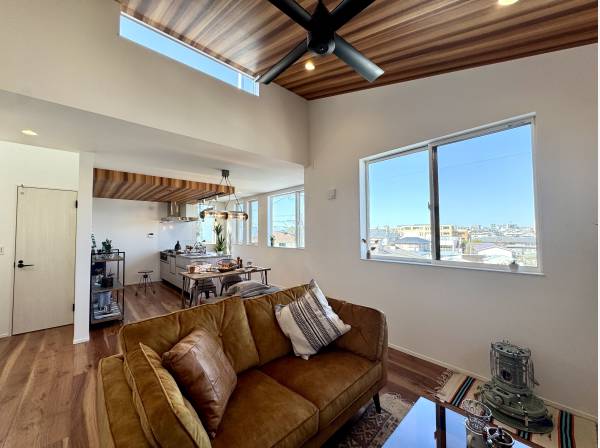 吹き抜けと地抜け感のある眺望が魅力のLDK