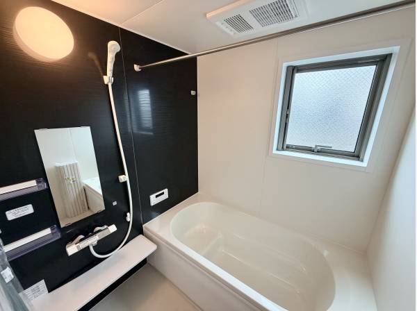 バスタブは深めで身体中を温めてくれます