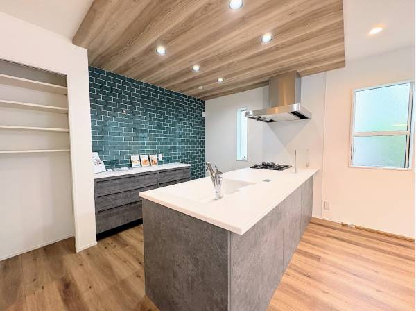 毎日がカフェ気分のタイル張りキッチン