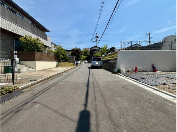 前面道路も広々としています