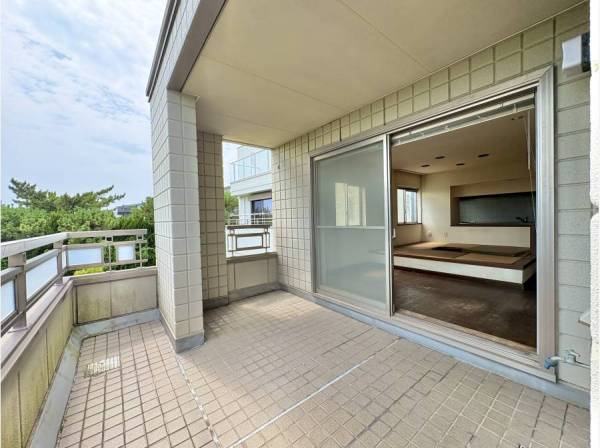 敷地は121坪の広さ