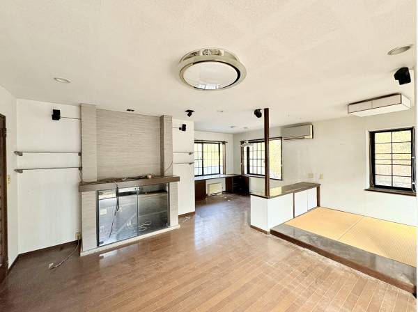 リビングテレビ台付きです