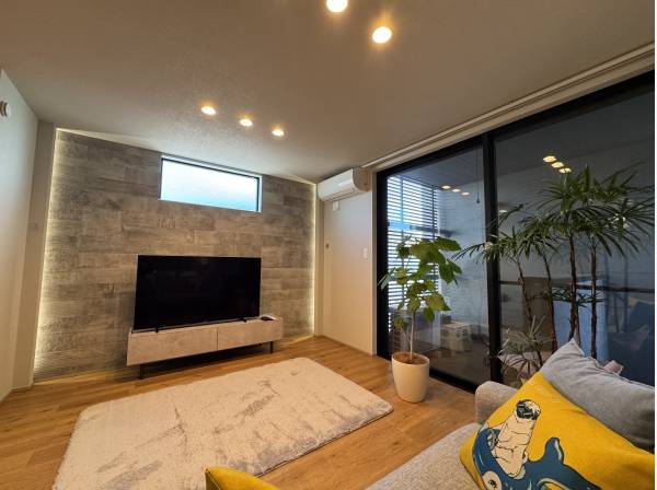 間接照明とエコカラット壁のリビング