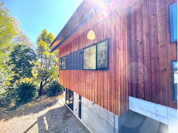 地形を生かしたゾーニングが別荘感を醸し出しています♪