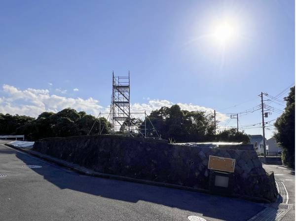 遮る建物がない開放的な高台角地のロケーション