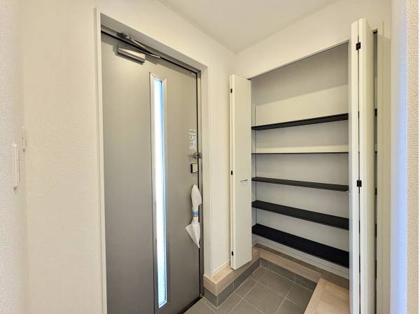 大きなシューズボックスがある玄関