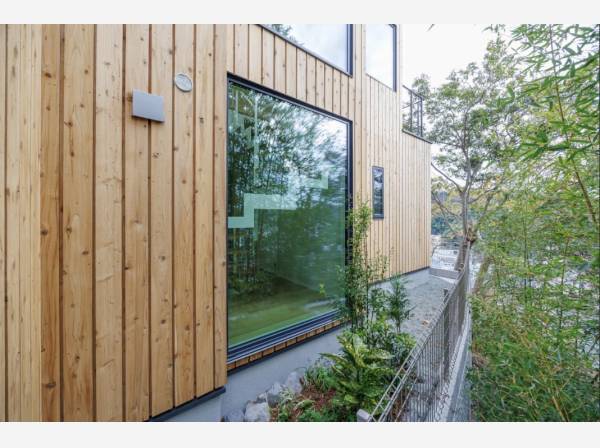 自然と寄り添う、凛とした外観