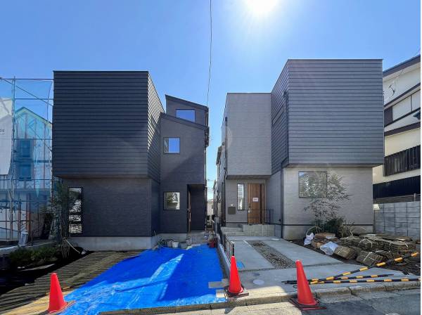 スクエアのモダンな建物の前にはゆとりのカースぺースがあります