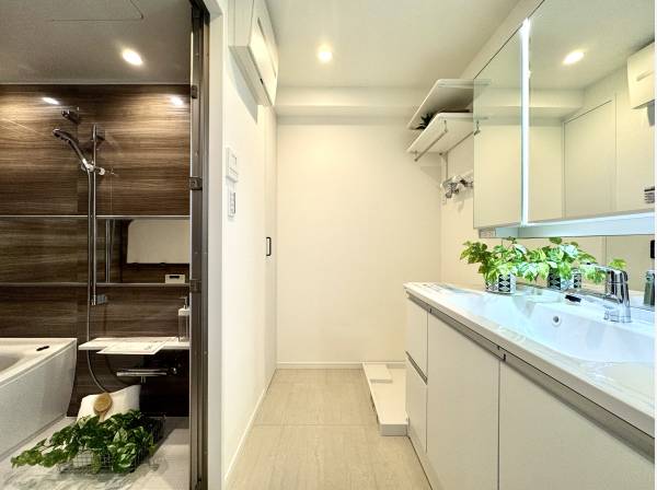 バスルームも新規交換されております