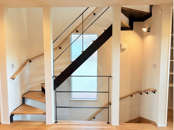 階段幅を広く設計し、開放感のある仕上がりに