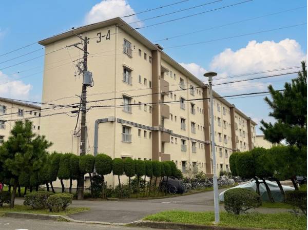 陽当たりの良い南向きの建物 辻堂駅行バス亭は目の前徒歩1分（約80ｍ）