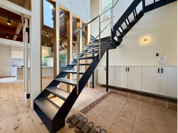 吹き抜け仕様の玄関ホール！