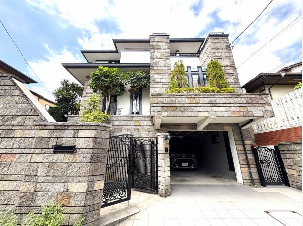 【THE KUGENUMA RESIDENCE】の堂々たるファサードです。　　　　　　　　　　　　　　　　　　　　