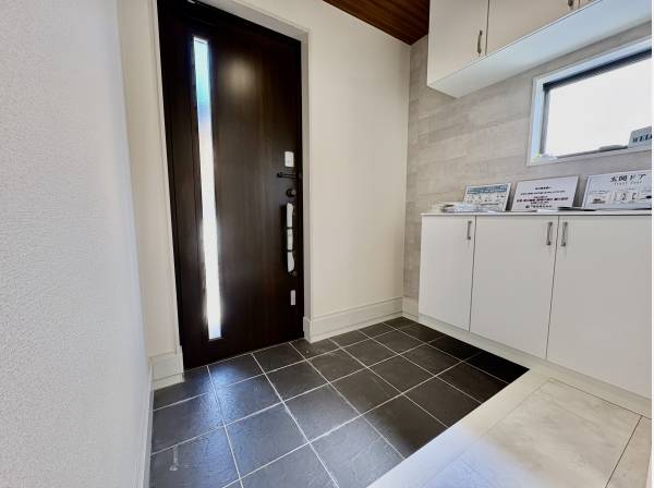 玄関も広々と開放感があります。