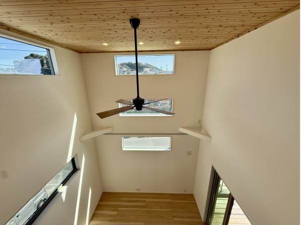 リビング上部は開放的な勾配天井