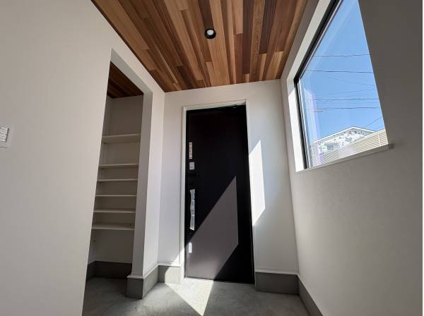 玄関には窓も有り、明るくて、収納力もあります。