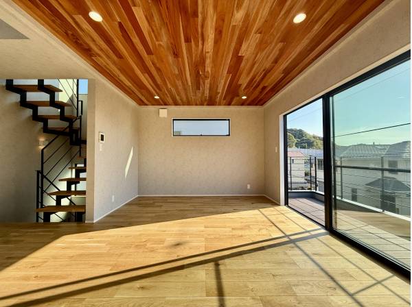 おしゃれなアイアン階段を上がると20帖超のゆとりあるLDK