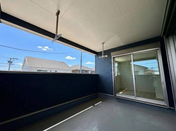 バルコニーには屋根が付いているので雨が降っても安心です！
