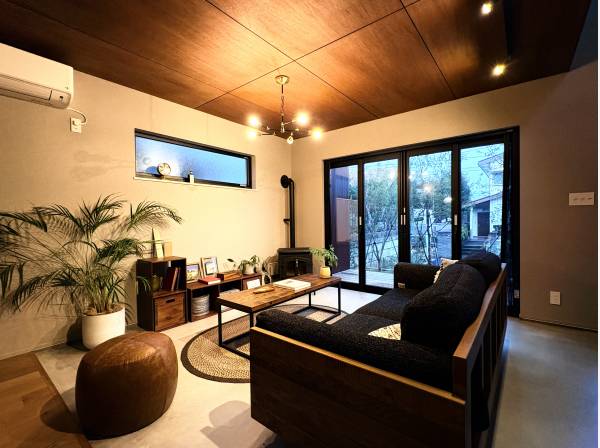 灯りが映える、夜のくつろぎリビング