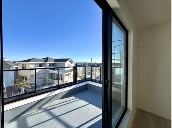 ベッドルームからつながるバルコニー