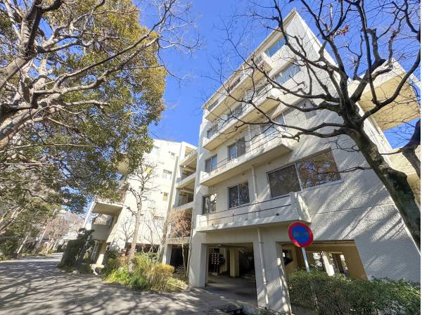 マンション敷地内は緑にあふれています